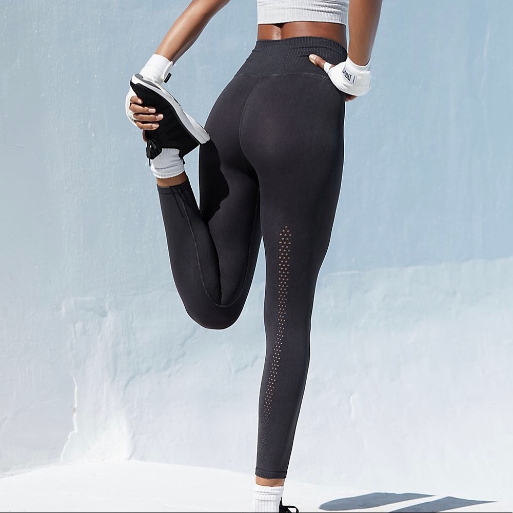 Free People FP Movement Good Karma Leggings High-Rise 7/8 in Washed Black Sz M/L - Picture 2 of 14
